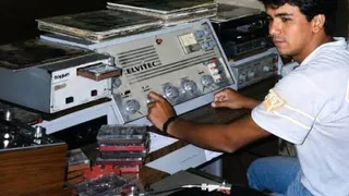 Como os programas de rádio ajudavam a transformar músicas em sucessos